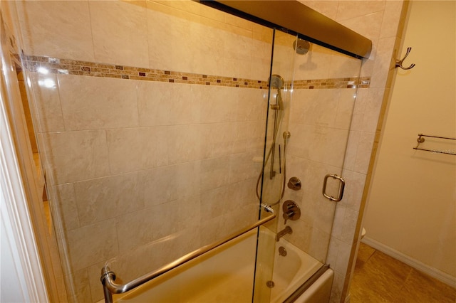 bathroom with combined bath / shower with glass door