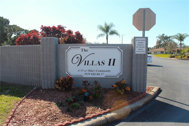 view of community / neighborhood sign