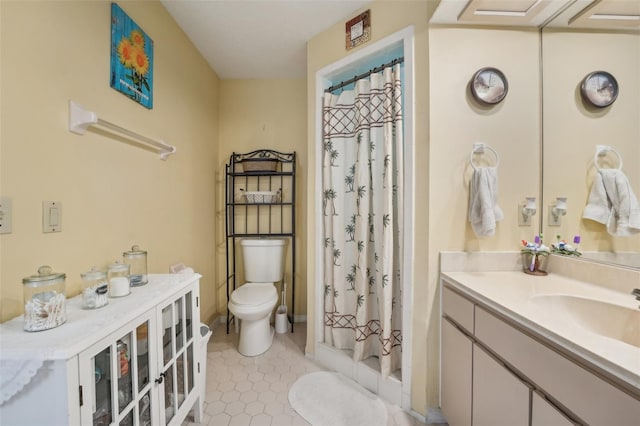 bathroom with a shower with shower curtain, vanity, and toilet