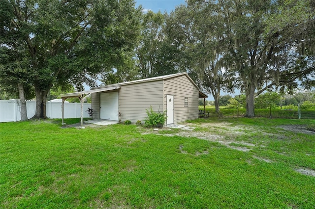 view of yard featuring an outbuilding