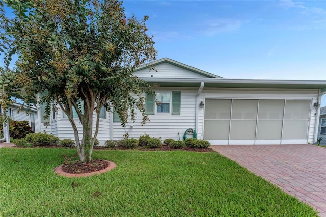 view of front of home featuring a front lawn and a garage