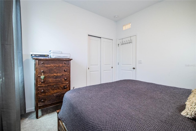 bedroom with carpet flooring, visible vents, and a closet