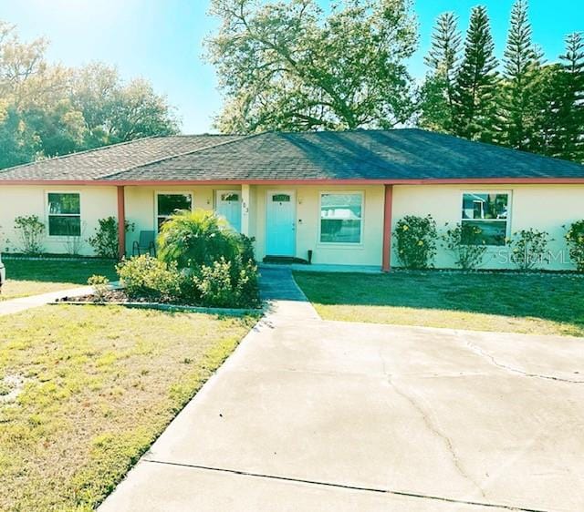 ranch-style home featuring a front lawn