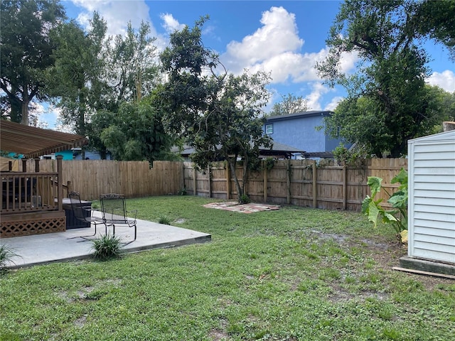 view of yard featuring a patio