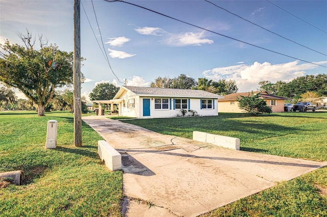 single story home with a front lawn