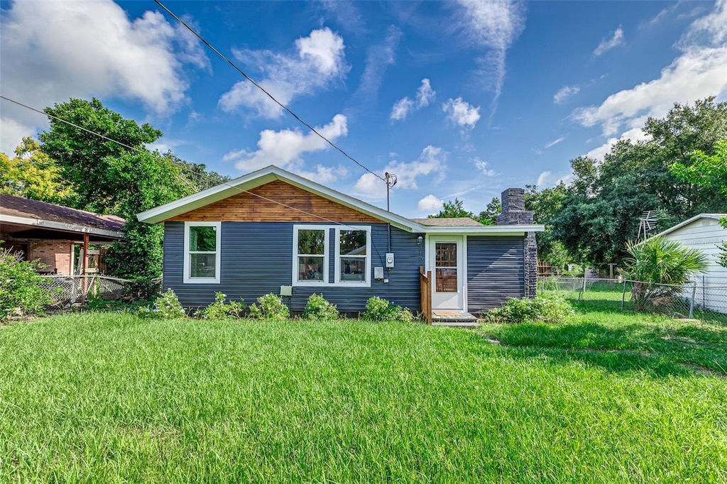 back of house featuring a yard