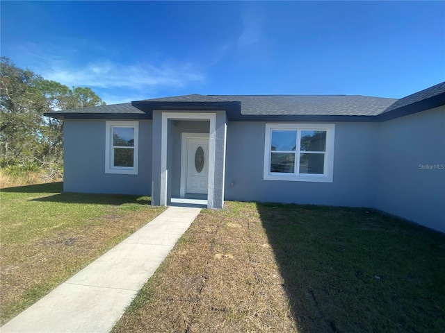 view of front of house featuring a front yard