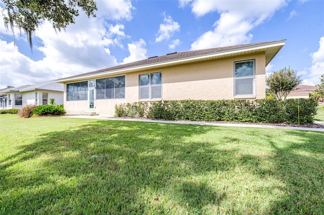 view of front of property featuring a front lawn