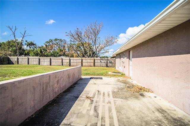 view of yard with a patio area