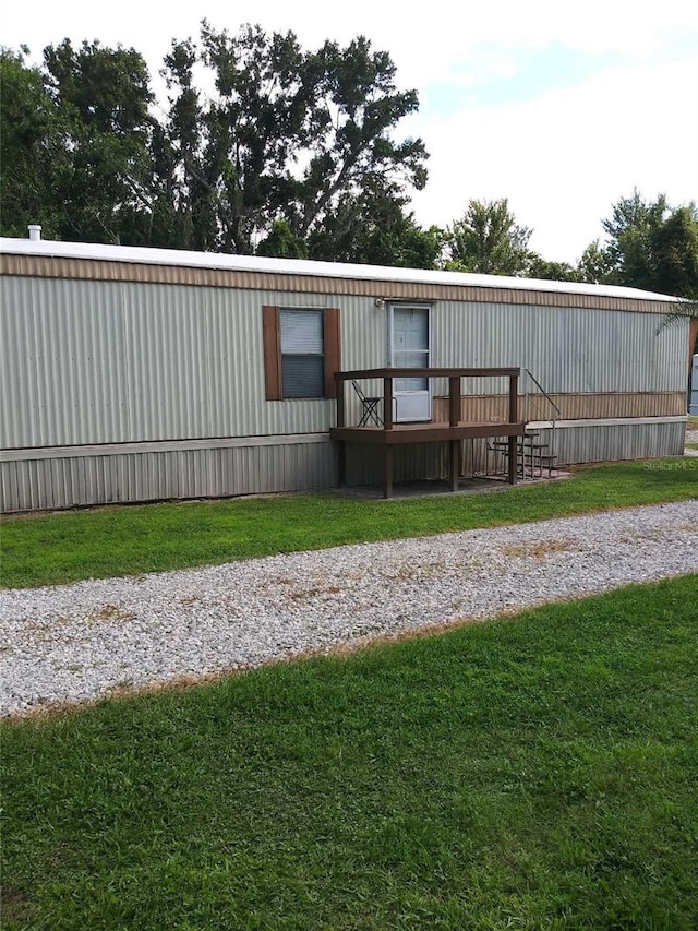 view of front of house featuring a front lawn