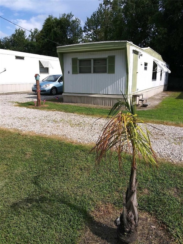 view of front of property with a front lawn