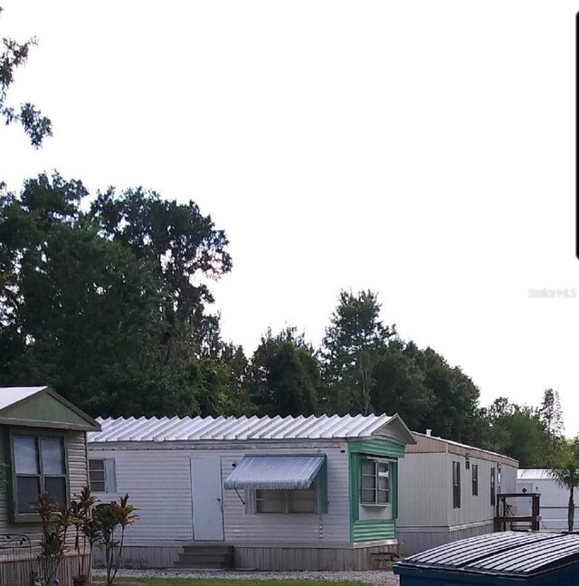 manufactured / mobile home featuring entry steps