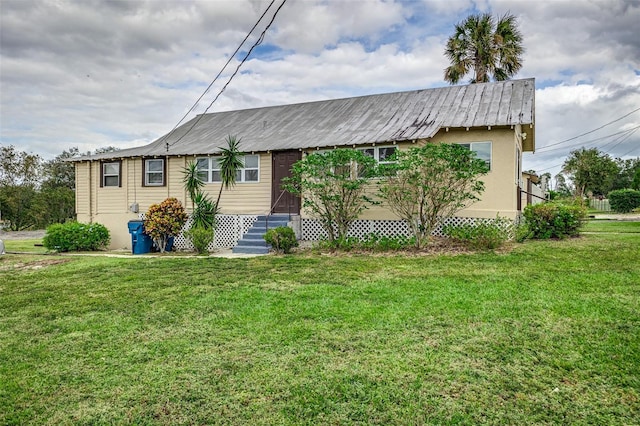 view of front facade with a front lawn