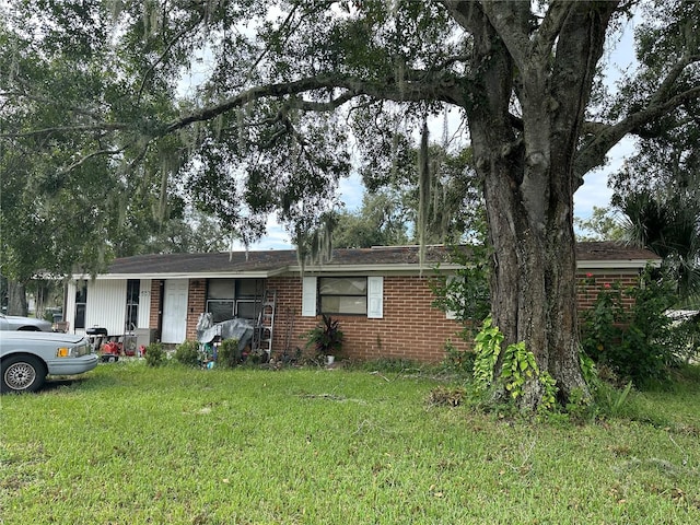 single story home featuring a front lawn