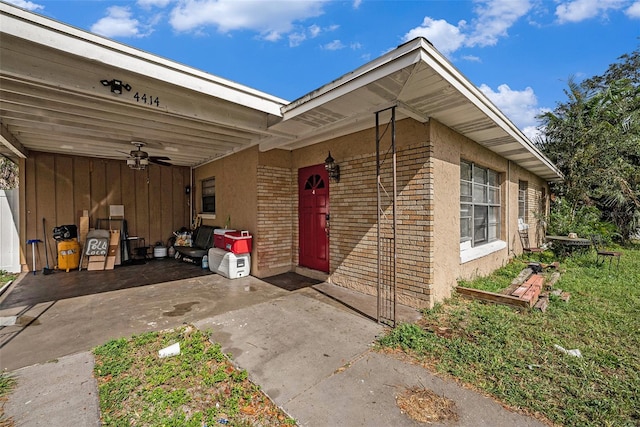 property entrance with ceiling fan