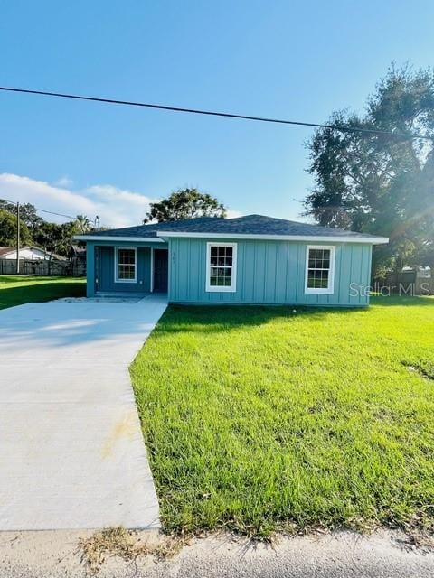 ranch-style house with a front lawn