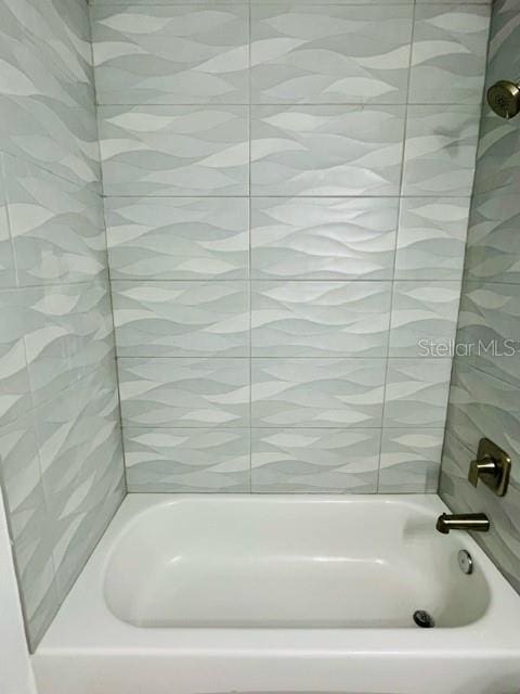 bathroom featuring tiled shower / bath combo