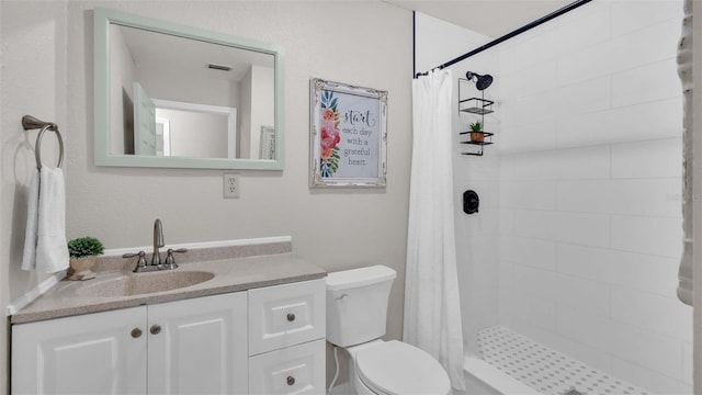 bathroom featuring a shower with curtain, vanity, and toilet