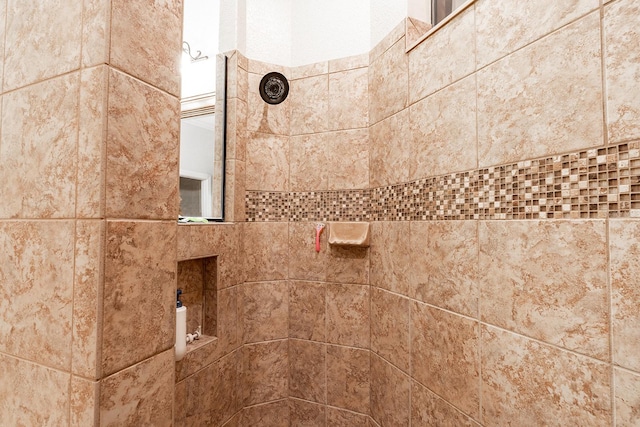 details featuring tiled shower