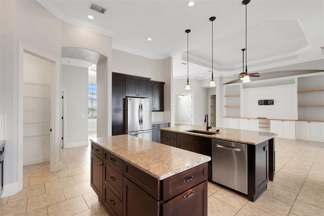 5074 Shore Side Dr, Lakeland, FL 33812 - kitchen featuring stainless steel appliances, a kitchen island with sink, a sink, ceiling fan, and arched walkways