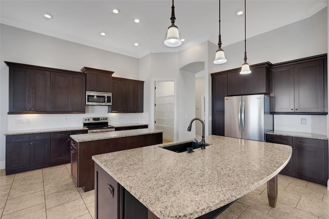 5074 Shore Side Dr, Lakeland, FL 33812 - kitchen featuring stainless steel appliances, an island with sink, a sink, crown molding, and light tile patterned flooring