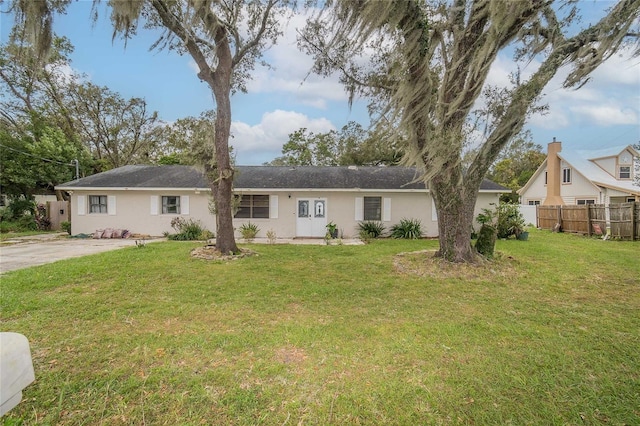 view of front of home featuring a front lawn