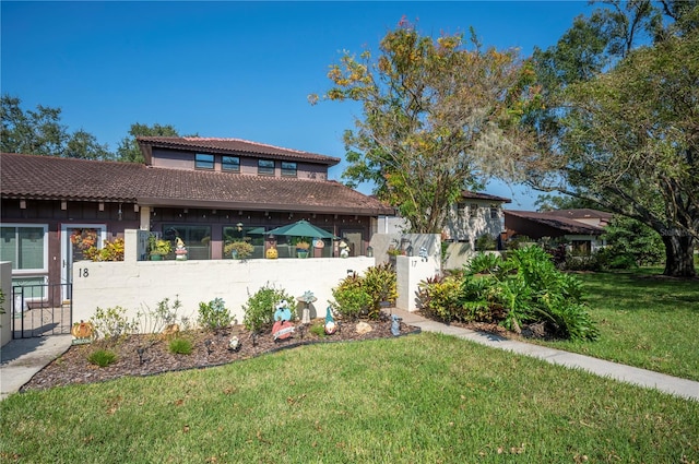 view of front of home featuring a front yard