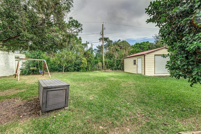 view of yard featuring a storage shed