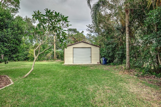 view of yard featuring an outdoor structure