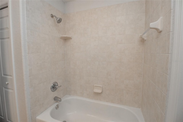 bathroom featuring tiled shower / bath