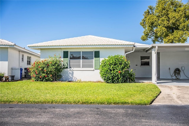 view of front of property featuring a front lawn