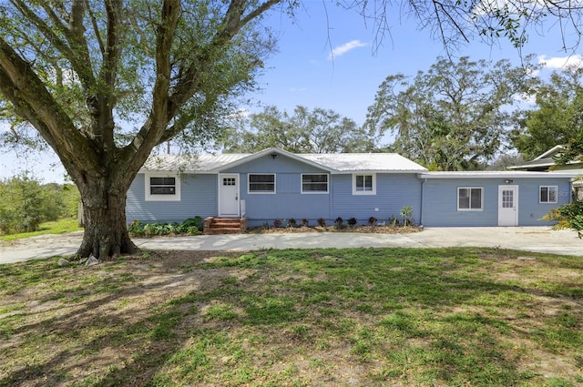 ranch-style house featuring a front lawn