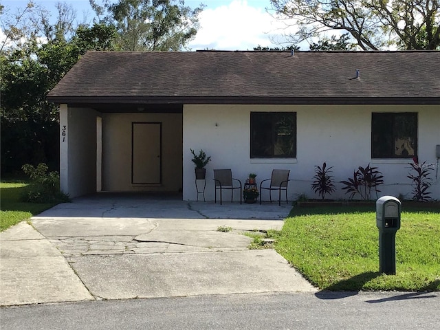 view of front facade with a front lawn