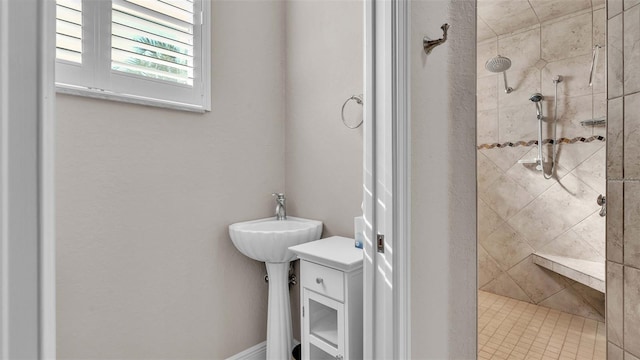 bathroom featuring a tile shower