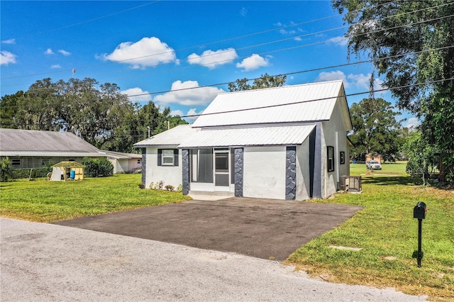 view of front of property with a front lawn