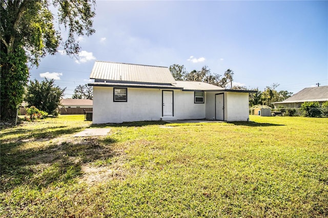 back of house featuring a yard