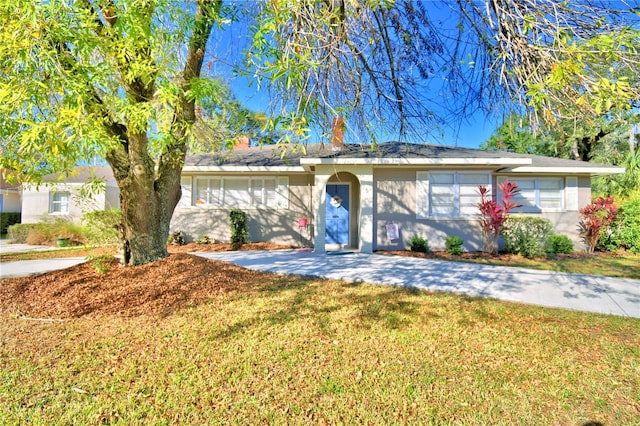 single story home with a front yard