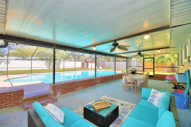 sunroom with ceiling fan