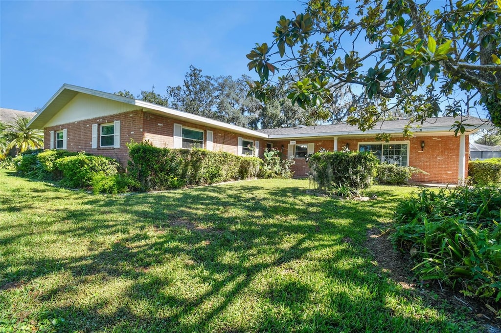 single story home featuring a front yard