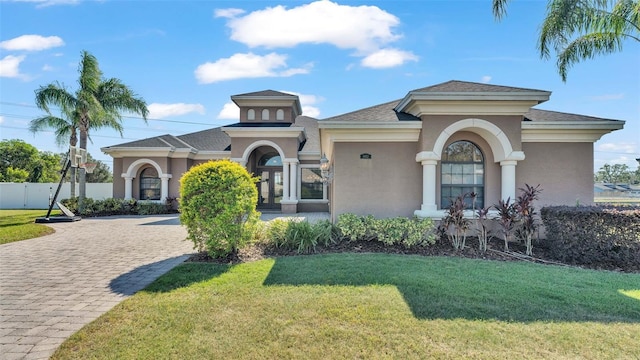 view of front of property featuring a front yard