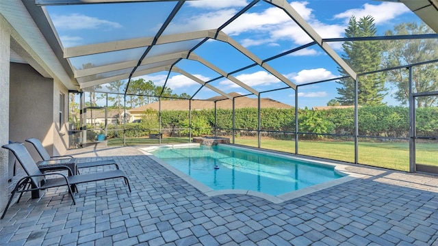 view of pool featuring a patio area, glass enclosure, and a jacuzzi