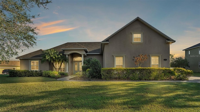 view of front of property featuring a lawn