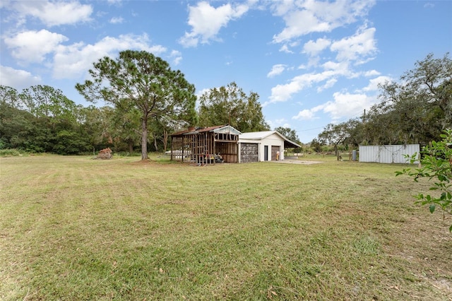 view of yard with an outdoor structure