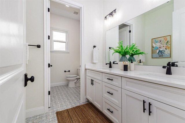 1001 Cody Bluffs Rd, Babson Park, FL 33827 - bathroom with baseboards, toilet, and double vanity