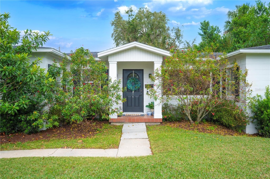 property entrance featuring a yard