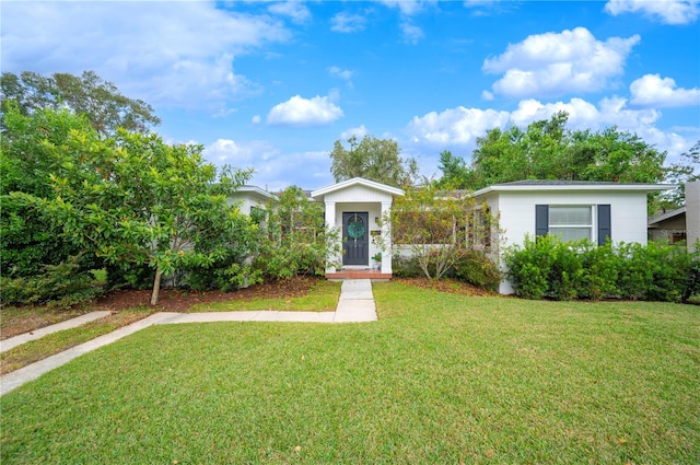 view of front of home featuring a front yard