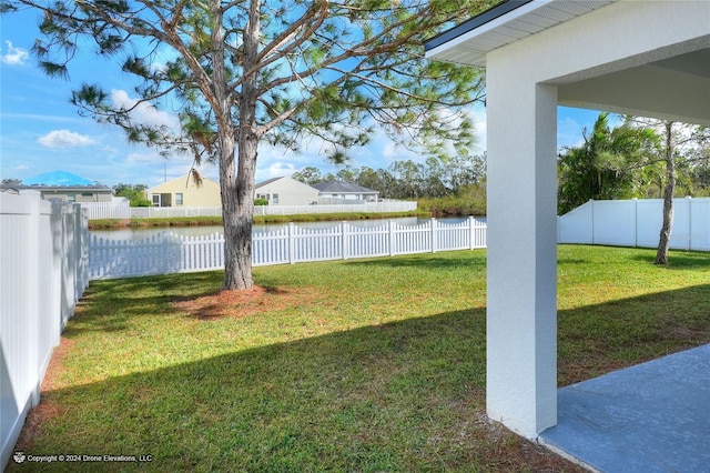 view of yard featuring a water view