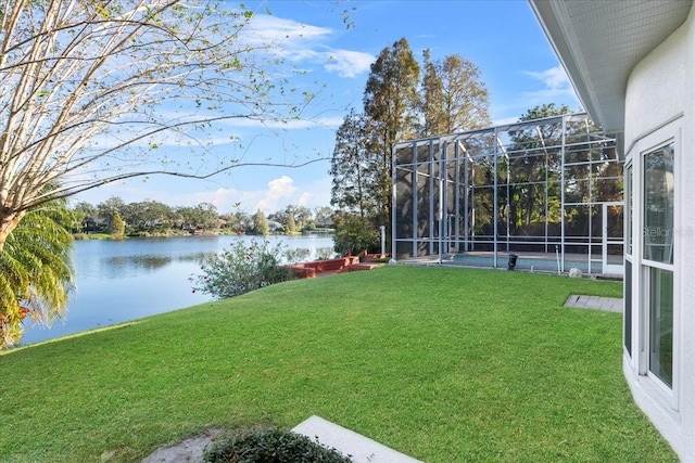 view of yard featuring a water view