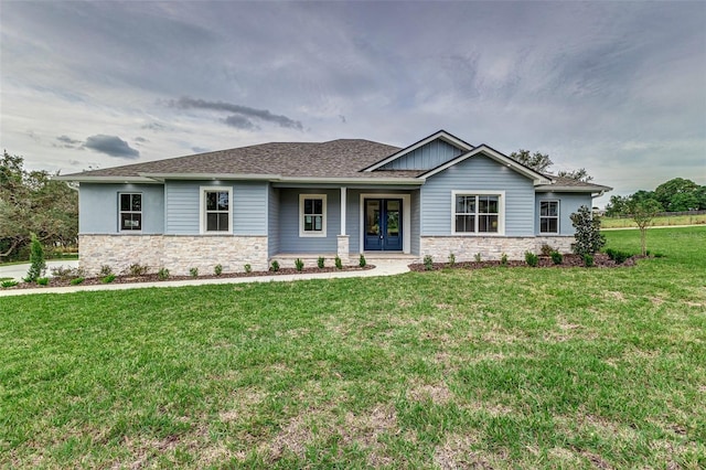 craftsman inspired home featuring a front lawn