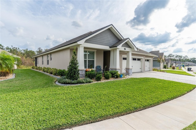 craftsman house featuring a front lawn and a garage